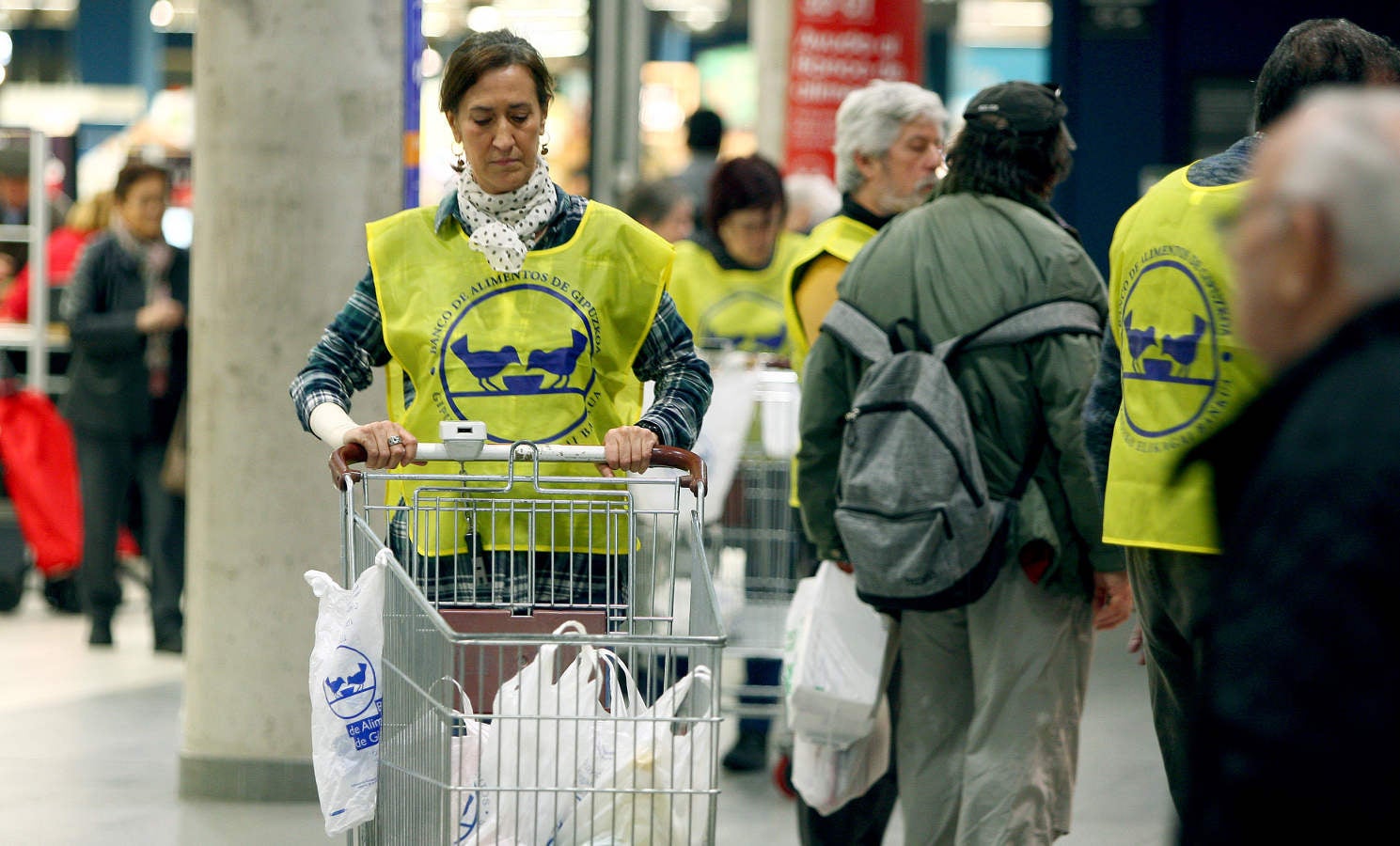 La Gran Recogida de Alimentos ha arrancado a buen ritmo en los más de 170 establecimientos guipuzcoanos que participan entre este viernes y sábado en la iniciativa del Banco de Alimentos. La Gipuzkoa solidaria ha vuelto ha demostrar su capacidad para volcarse con familias sin recursos que se ven obligadas a recurrir al Banco de Alimentos. 