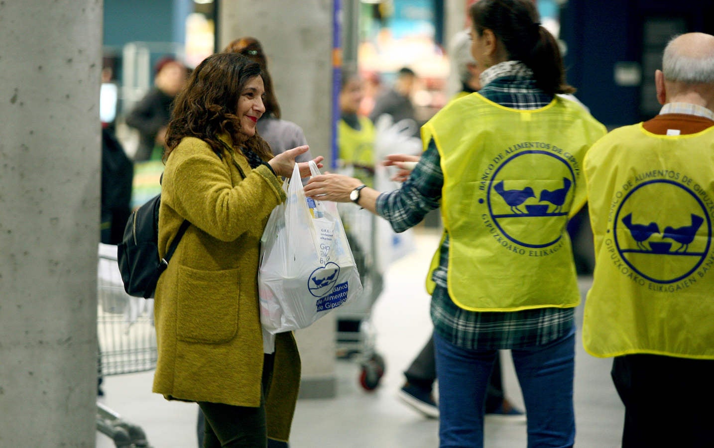 La Gran Recogida de Alimentos ha arrancado a buen ritmo en los más de 170 establecimientos guipuzcoanos que participan entre este viernes y sábado en la iniciativa del Banco de Alimentos. La Gipuzkoa solidaria ha vuelto ha demostrar su capacidad para volcarse con familias sin recursos que se ven obligadas a recurrir al Banco de Alimentos. 