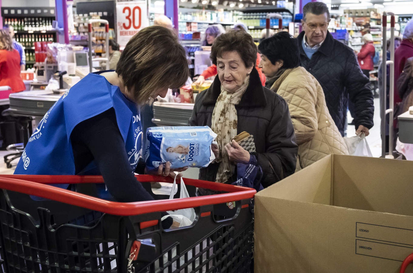 La Gran Recogida de Alimentos ha arrancado a buen ritmo en los más de 170 establecimientos guipuzcoanos que participan entre este viernes y sábado en la iniciativa del Banco de Alimentos. La Gipuzkoa solidaria ha vuelto ha demostrar su capacidad para volcarse con familias sin recursos que se ven obligadas a recurrir al Banco de Alimentos. 
