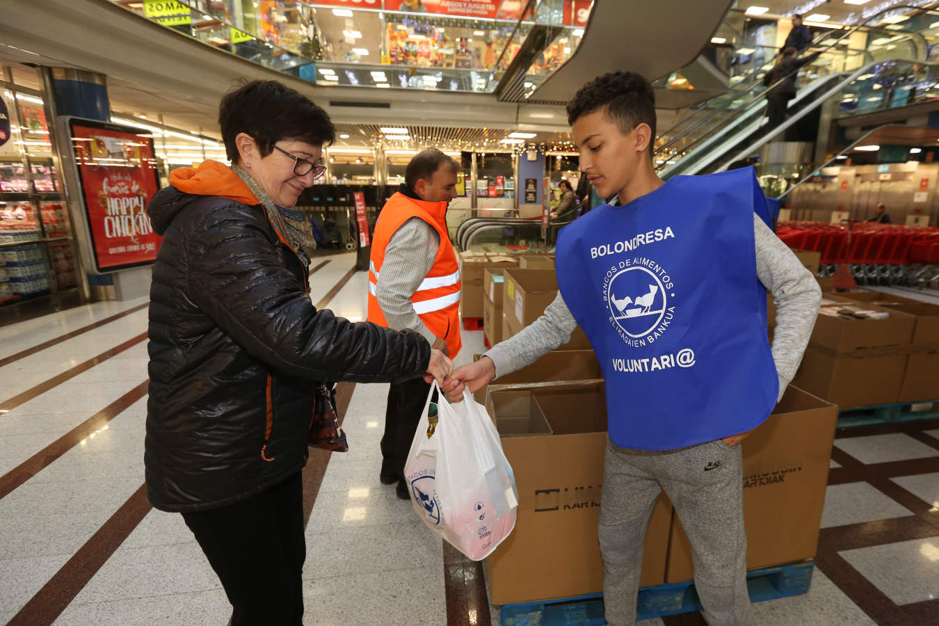 La Gran Recogida de Alimentos ha arrancado a buen ritmo en los más de 170 establecimientos guipuzcoanos que participan entre este viernes y sábado en la iniciativa del Banco de Alimentos. La Gipuzkoa solidaria ha vuelto ha demostrar su capacidad para volcarse con familias sin recursos que se ven obligadas a recurrir al Banco de Alimentos. 