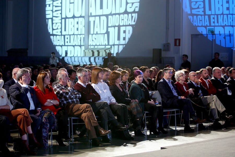 «La defensa de la democracia y de la libertad no ha sido nunca una opción sino un deber». Así lo ha asegurado el director de El Diario Vasco, José Gabriel Mujika, al recibir, en el centro Tabakalera de San Sebastián, el premio Ramón Rubial a la Defensa de la Democracia y la Libertad.