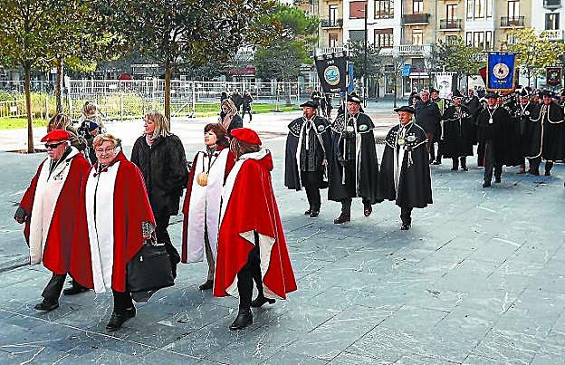 Desfile de la comitiva en la pasada edición, camino del Ayuntamiento. 