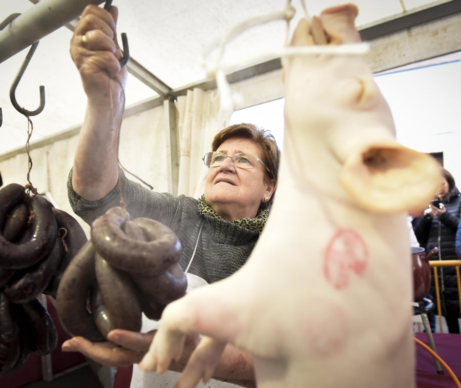 Ormaiztegi ha celebrado la Feria agrícola, con concursos incluído. Los vecinos de la localidad han podido disfrutar del concurso de morcilla, y de los componentes de la morcilla, así como de platos elaborados a base de morcilla.