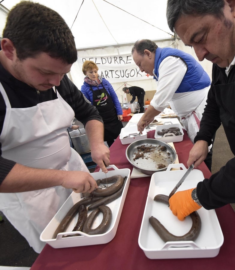 Ormaiztegi ha celebrado la Feria agrícola, con concursos incluído. Los vecinos de la localidad han podido disfrutar del concurso de morcilla, y de los componentes de la morcilla, así como de platos elaborados a base de morcilla.