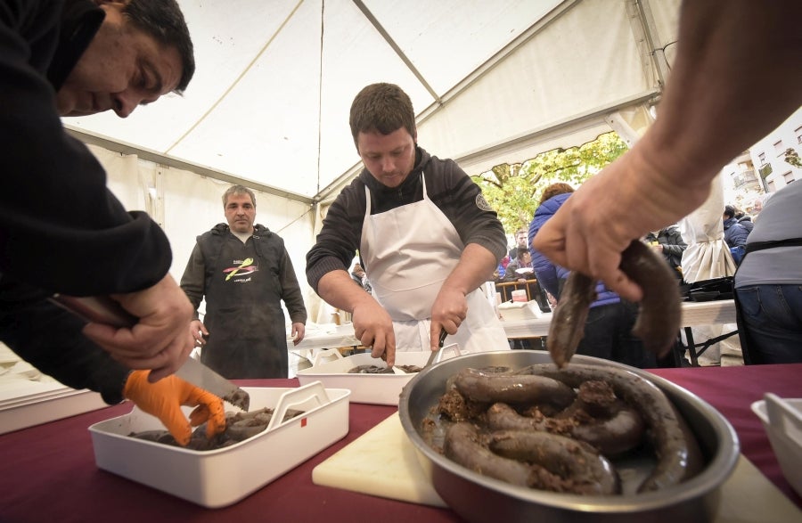 Ormaiztegi ha celebrado la Feria agrícola, con concursos incluído. Los vecinos de la localidad han podido disfrutar del concurso de morcilla, y de los componentes de la morcilla, así como de platos elaborados a base de morcilla.