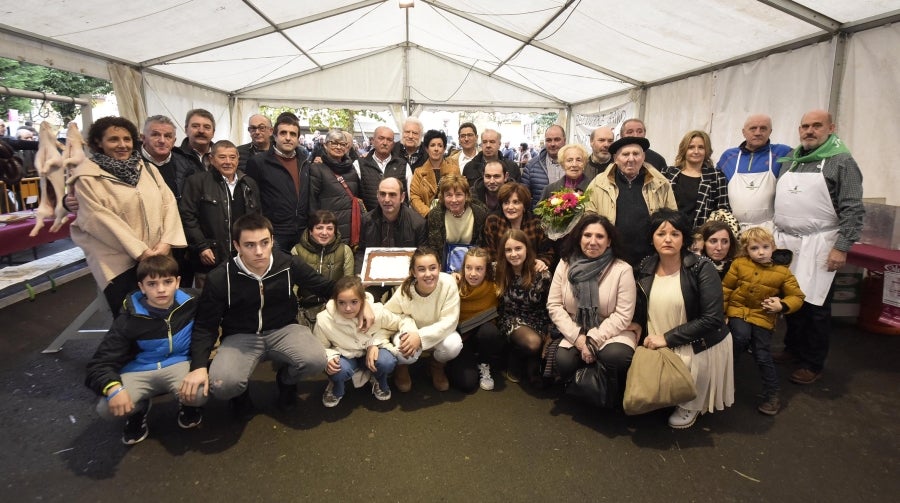 Ormaiztegi ha celebrado la Feria agrícola, con concursos incluído. Los vecinos de la localidad han podido disfrutar del concurso de morcilla, y de los componentes de la morcilla, así como de platos elaborados a base de morcilla.