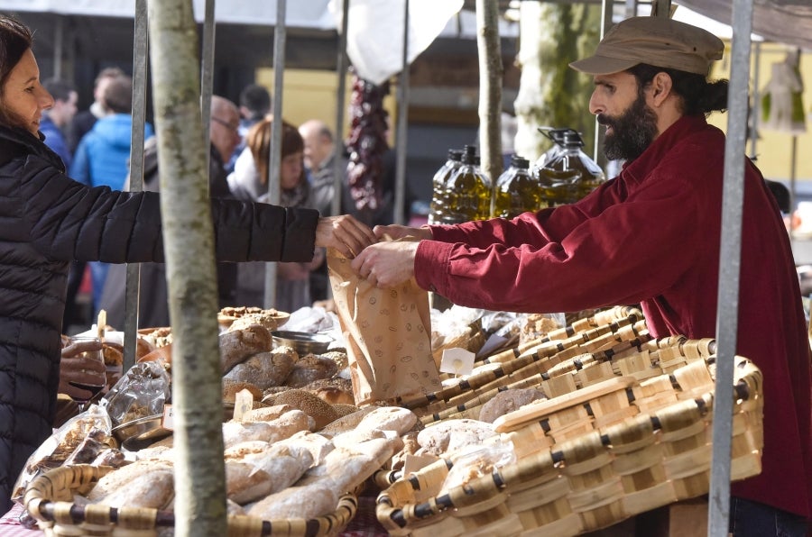 Ormaiztegi ha celebrado la Feria agrícola, con concursos incluído. Los vecinos de la localidad han podido disfrutar del concurso de morcilla, y de los componentes de la morcilla, así como de platos elaborados a base de morcilla.