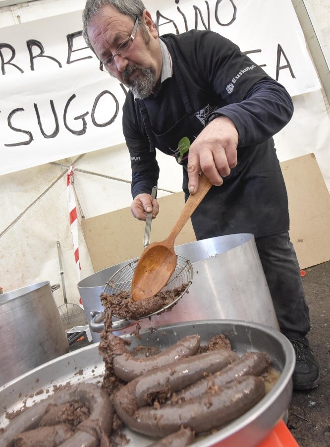 Ormaiztegi ha celebrado la Feria agrícola, con concursos incluído. Los vecinos de la localidad han podido disfrutar del concurso de morcilla, y de los componentes de la morcilla, así como de platos elaborados a base de morcilla.