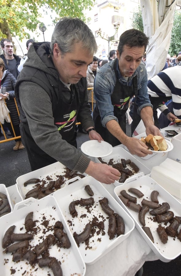 Ormaiztegi ha celebrado la Feria agrícola, con concursos incluído. Los vecinos de la localidad han podido disfrutar del concurso de morcilla, y de los componentes de la morcilla, así como de platos elaborados a base de morcilla.