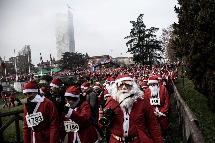 Decenas de personas se visten de Santa Claus para participar en la novena edición del rally Santa Claus 'Papa Noel'.