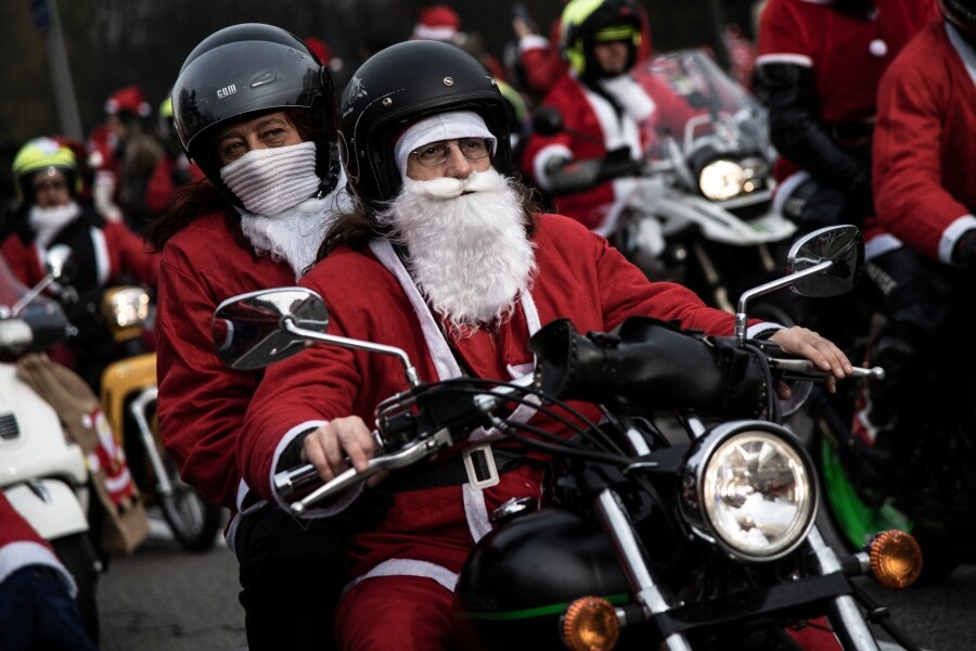 Decenas de personas se visten de Santa Claus para participar en la novena edición del rally Santa Claus 'Papa Noel'.