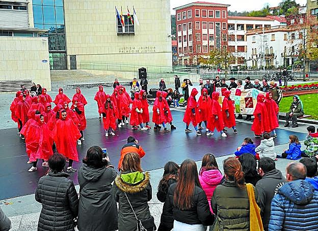 Concentración y actuación de danza, ayer en Donostia por el Día Mundial Contra el Sida.