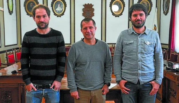 Andoni Egia (Beterri-Buruntza), Juan Cruz Alberdi (Behemendi) y el concejal Jon Zulueta. 