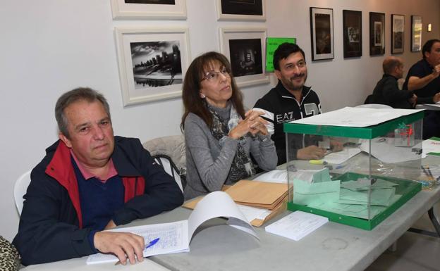 El vocal suplente sale corriendo y obligan a quedarse en la mesa al primer votante de un colegio electoral en Marbella