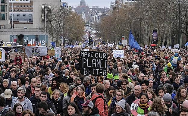 Miles de personas protestan contra el cambio climático en las calles de Bruselas.