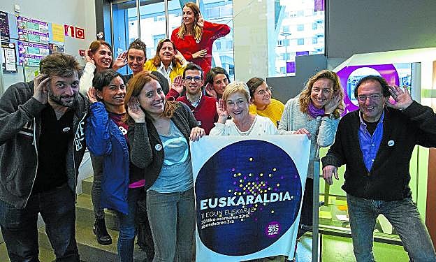 Alumnos de Urrats Euskaltegia que han tomado parte en el Euskaraldia como Belarriprest, junto al director del centro Ixidro Yoldi, abajo a la derecha.