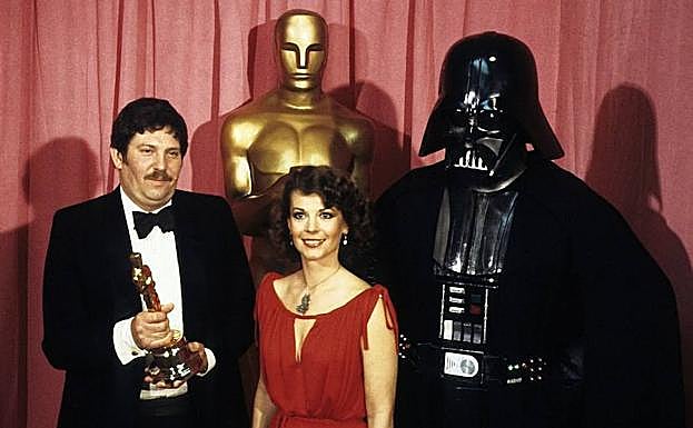 John Mollo, junto a Natalie Wood y Darth Vader, sostiene el Oscar al mejor diseño de vestuario por 'La guerra de las galaxias' en 1978, 