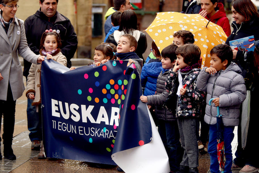 Gipuzkoa osoan zehar ospatu zen atzo Euskaraldiaren agurra, baita Euskararen Nazioarteko Eguna ere