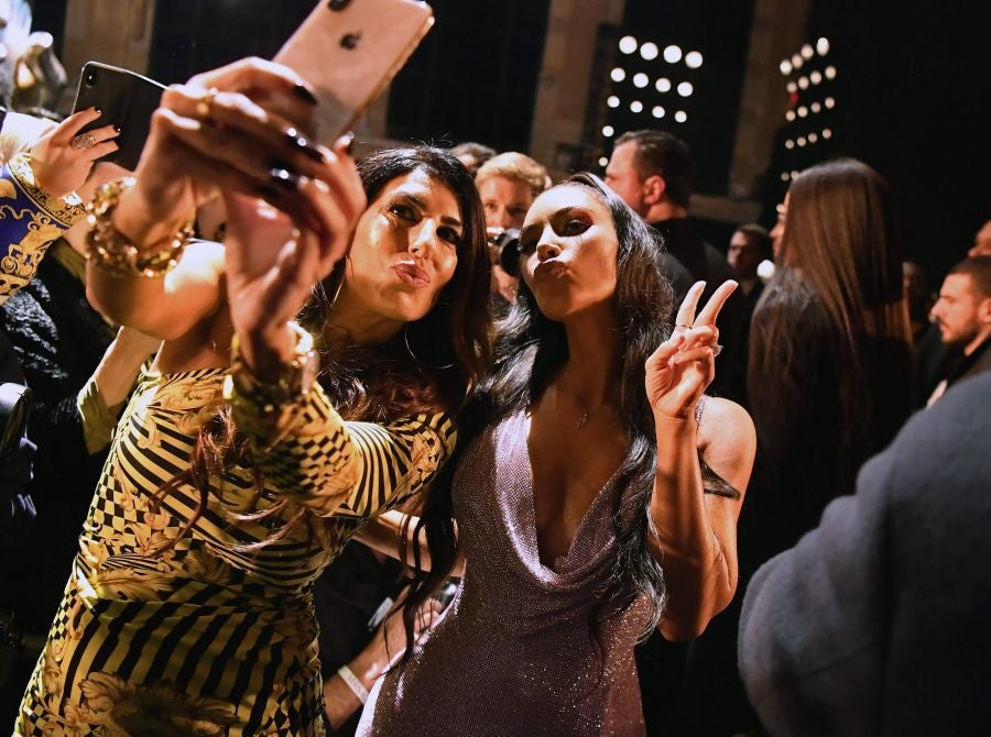 Muchas caras conocidas en el último desfile de Versace para la temporada de otoño de 2019