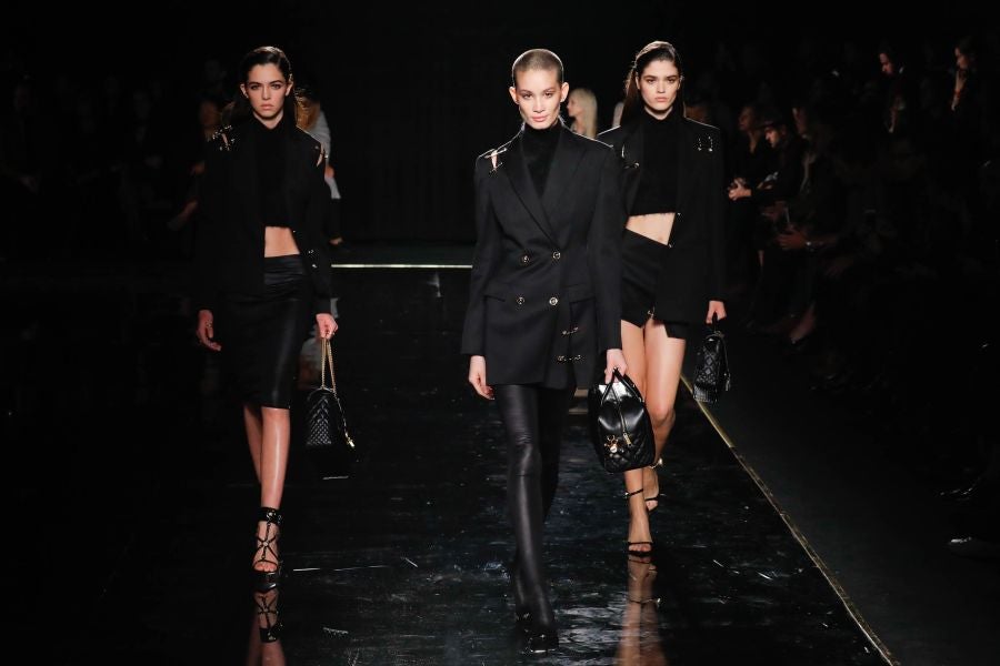 Muchas caras conocidas en el último desfile de Versace para la temporada de otoño de 2019