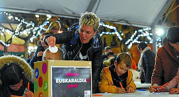Txikiek eta handiek, denek parte hartu dute Euskaraldian. Irudian, atzo Untzaga plazan. 