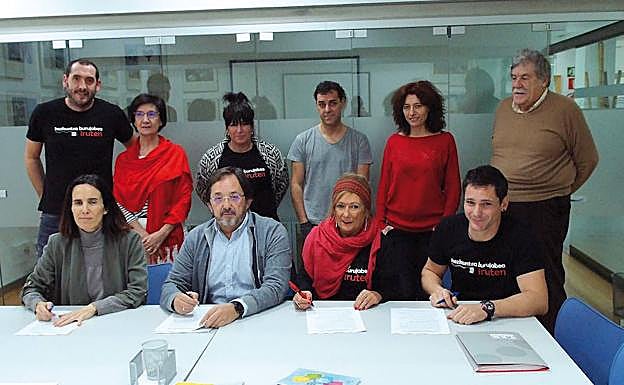 Momento de la firma del acuerdo entre las ikastolas y LAB. 