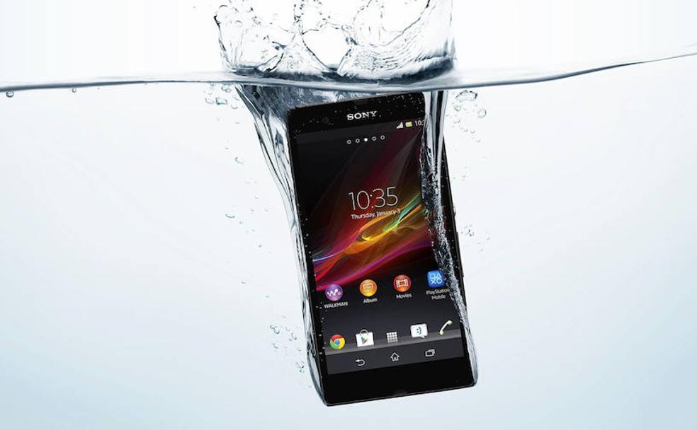 Caídas, calor, golpes, agua... así sufren (y se prueban) los móviles