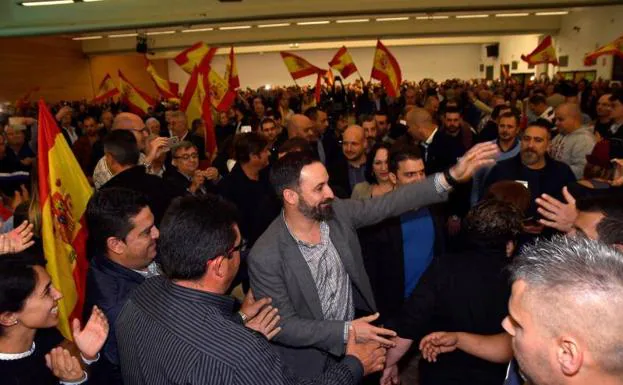 El líder de VOX, Santiago Abascal, saluda a los simpatizantes a su llegada al acto electoral en Almería.