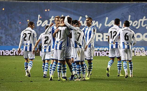 El conjunto txuri-urdin celebra la victoria en Anoeta