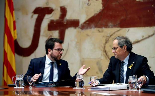 El presidente de la Generalitat, Quim Torra, y su vicepresidente, Pere Aragonés (izquierda), durante la reunión semanal del gobierno catalán