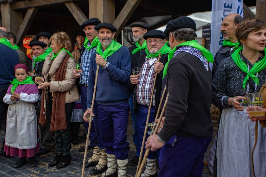 Los componentes de Jo ala Jo Taldea de Arizkun han inaugurado este jueves la V Sagardo Apurua en el Boulevard donostiarra. Sagardo Route-Asociación de Sidrerías de Gipuzkoa organiza una fiesta que comenzó con la llegada de la sidra desde el río Urumea.