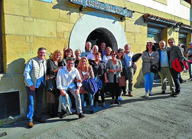Un grupo de socios y amigos que acudió al Almuerzo Solidario en la sociedad Euskal Billera.