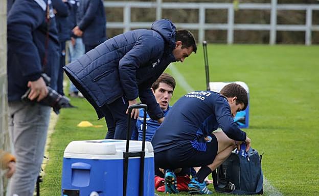 Aritz muestra su tobillo lesionado