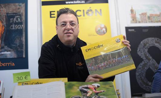 Tolín, ayer con su libro recién salido de la imprenta. 