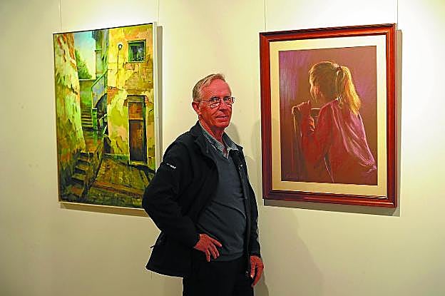 Autor. Esteban Oroz en la sala Topaleku, entre su nieta Irati y un rincón perdido de la localidad de Mutriku.
