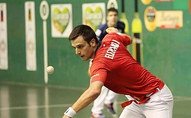 Elezkano II en un partido contra Iker Irribarria. 