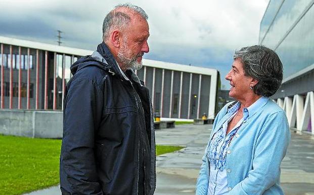 Roberto Uriarte y Laura Mintegi en el campus de Leioa, antes del debate.