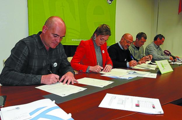 Un momento de la firma del acuerdo de los representantes municipales del proyecto de deporte. 