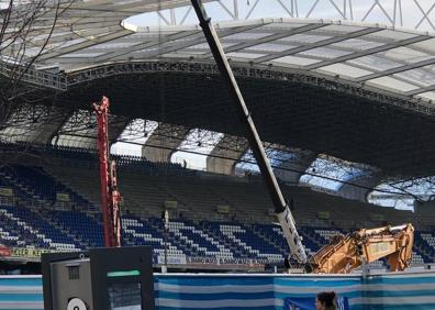 Imagen secundaria 1 - Los operarios han retirado a principios de esta semana los asientos viejos de la Tribuna 