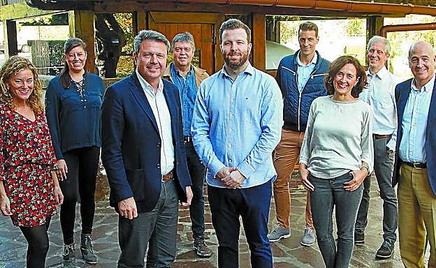 De izquierda a derecha, Ainhoa Velasco, Lorena Gómez, José Antonio Santano, Sassoune Abeberry, Borja Bereziartua, Iosu Larrarte, Sorkunde Irazu, Josean Goya y Javier Yurrita. 
