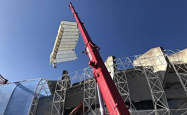 Retirada del policarbonato de la tribuna Este 