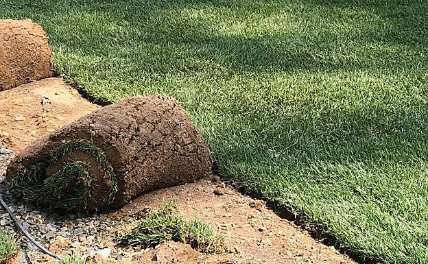 Imagen de los tepes instalados en el terreno de juego 