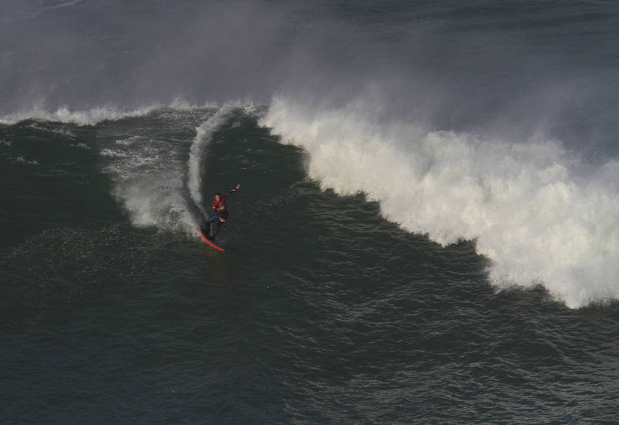 Las previsiones meteorológicas se han cumplido y la XIII edición del Punta Galea Challenge de surf de olas grandes disputada este lunes ha ofrecido un gran espectáculo a los asistentes. Los mejores especialistas de la modalidad se dan han dado cita desde primera hora de la mañana en la prueba, que ha arrastrado a numeroso público hasta los acantilados de Punta Galea