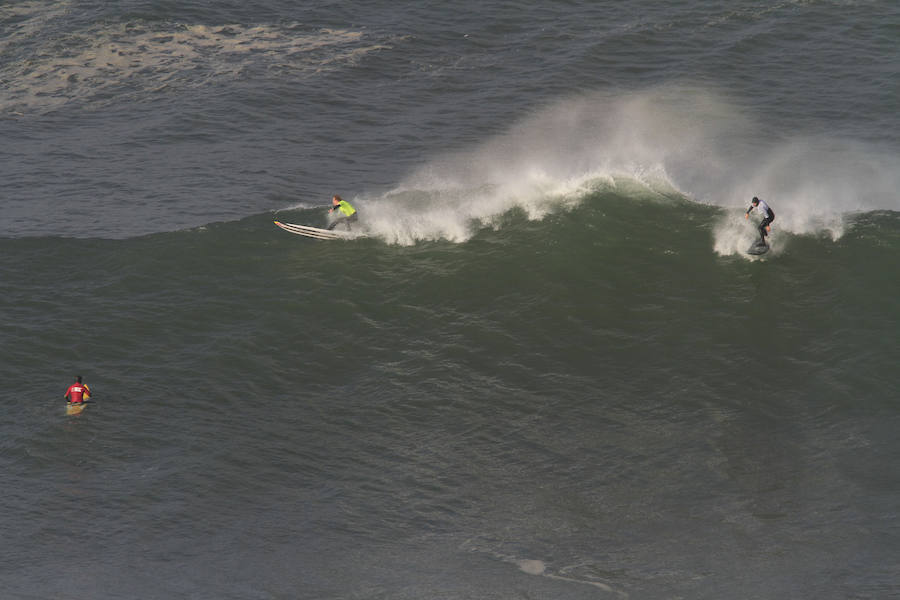 Las previsiones meteorológicas se han cumplido y la XIII edición del Punta Galea Challenge de surf de olas grandes disputada este lunes ha ofrecido un gran espectáculo a los asistentes. Los mejores especialistas de la modalidad se dan han dado cita desde primera hora de la mañana en la prueba, que ha arrastrado a numeroso público hasta los acantilados de Punta Galea