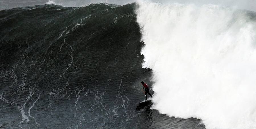 Las previsiones meteorológicas se han cumplido y la XIII edición del Punta Galea Challenge de surf de olas grandes disputada este lunes ha ofrecido un gran espectáculo a los asistentes. Los mejores especialistas de la modalidad se dan han dado cita desde primera hora de la mañana en la prueba, que ha arrastrado a numeroso público hasta los acantilados de Punta Galea