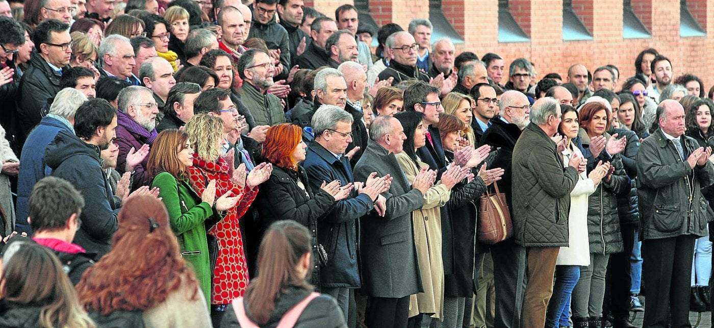 No a la violencia. Medio millar de personas se concentró ayer frente a la Facultad de Letras de Vitoria de la Universidad vasca. 