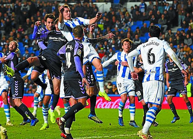 Bautista acaba de rematar de cabeza. El delantero tuvo la última ocasión del partido para empatar a la salida de un córner. 