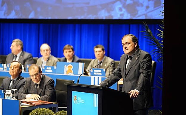 El presidente de la Real Sociedad, Jokin Aperribay, interviene ante los accionistas en la Junta de este martes en el Kursaal. 