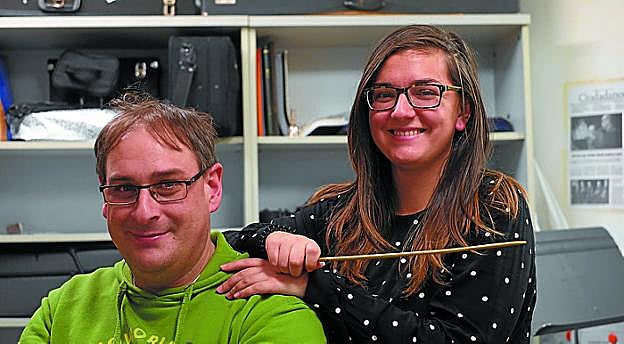 Batutas. El director Carlos Sánchez-Barba y la nueva subdirectora.