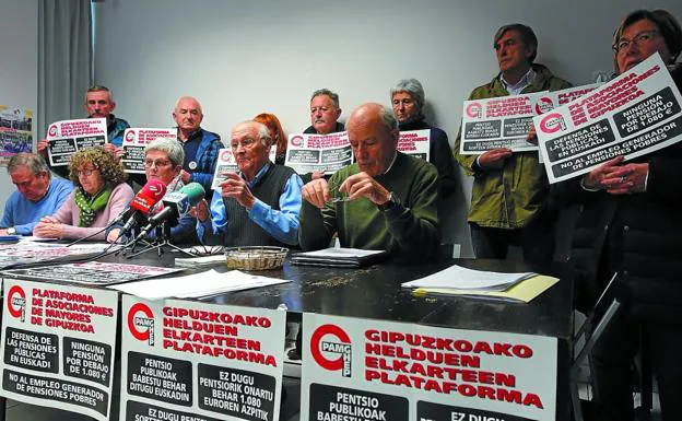 La plataforma de pensionistas de Gipuzkoa presentó la manifestación de este sábado en Donostia.